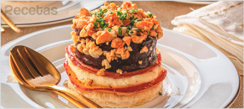 Milhojas de manzana con queso cremoso y morcilla crujiente